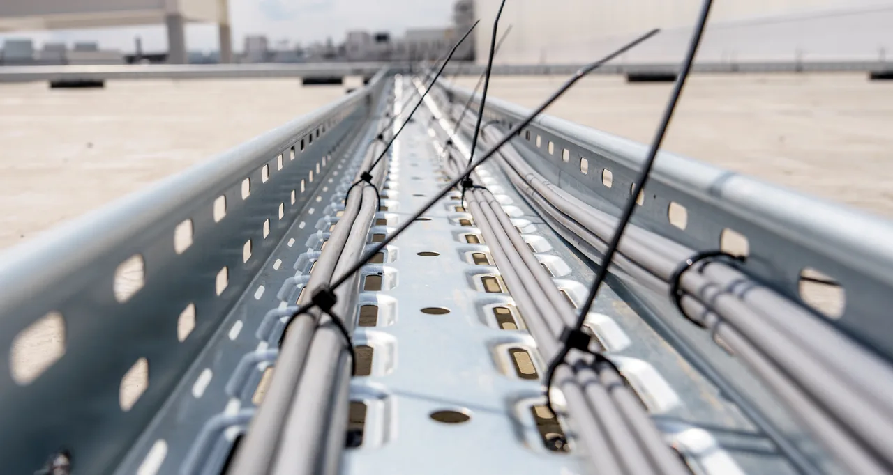 Bandejas portacables galvanizadas con el cableado tendido y sujetado