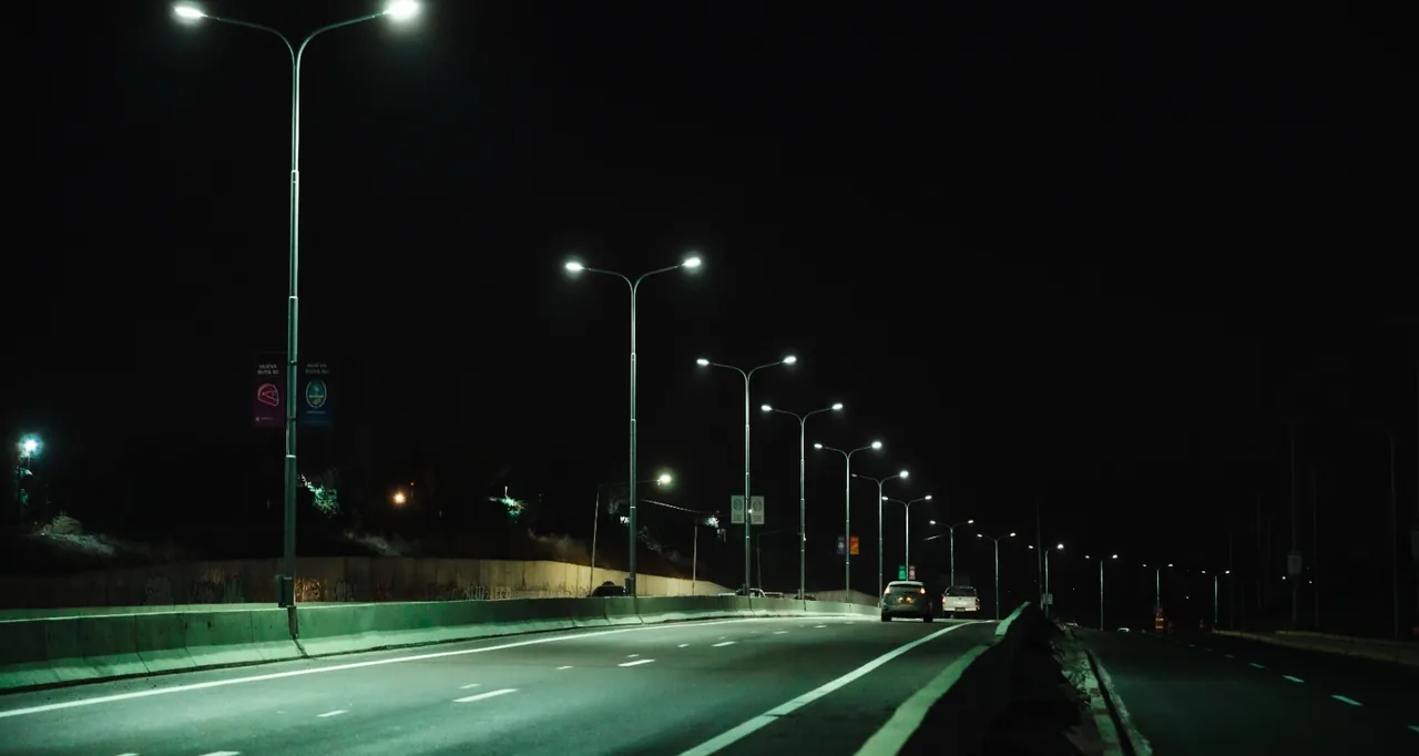 Nueva Ruta 82 iluminada de noche: calzada habilitada y columnas de alumbrado encendidas