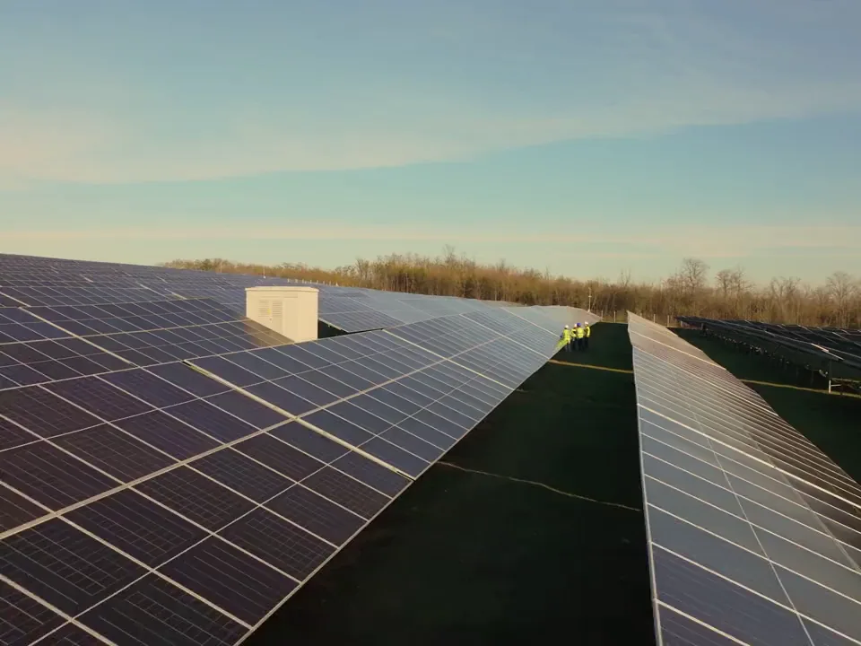 Parque solar en operación, visto desde el aire